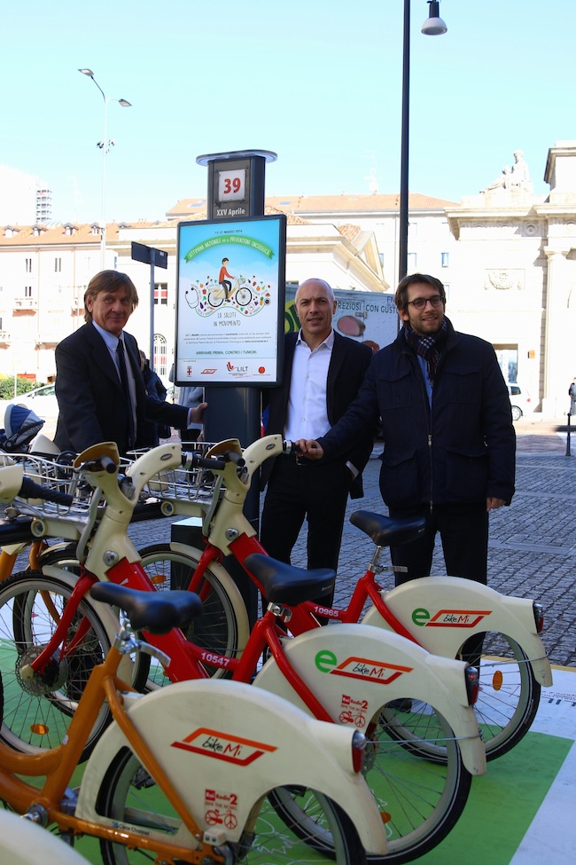Da sinistra:  Marco Alloisio, Presidente LILT – Paolo Dosi, CEO di Clear Channel Italia – Pierfrancesco Maran, Assessore alla Mobilità e Ambiente del Comune di Milano.