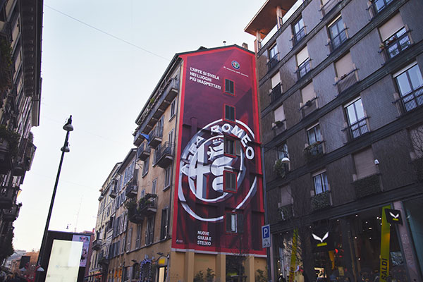 Alfa Romeo festeggia 110 anni con un art wall a Milano insieme a This Is Ideal e Urban Vision
