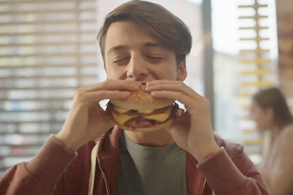McDonald’s: Crispy McBacon compie 20 anni con spot di Leo Burnett. Produce Think Cattleya