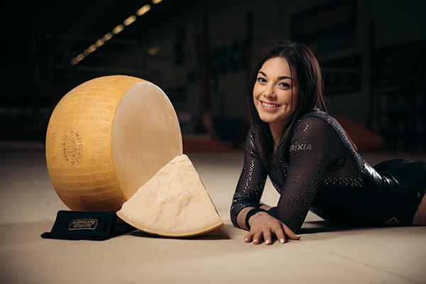 Parmigiano Reggiano: la ginnasta Giorgia Villa è la nuova ambassador del Consorzio