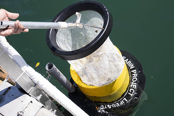Nivea installa il suo primo 'cestino del mare' cattura rifiuti