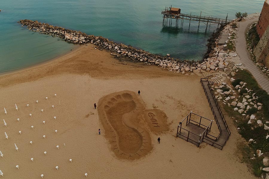 E.On sensibilizza con un’impronta gigante sulla spiaggia libera di Termoli