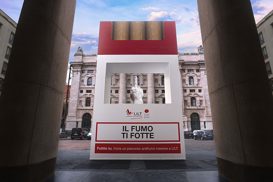 “Il fumo ti fotte. Fottilo tu": Tbwa\Italia firma un'installazione per la Lilt che 'gioca' con l’iconica statua di Maurizio Cattelan