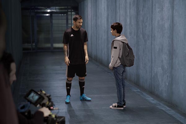 Nel nuovo spot di MasterCard Lionel Messi incontra il suo io più giovane grazia all'AI