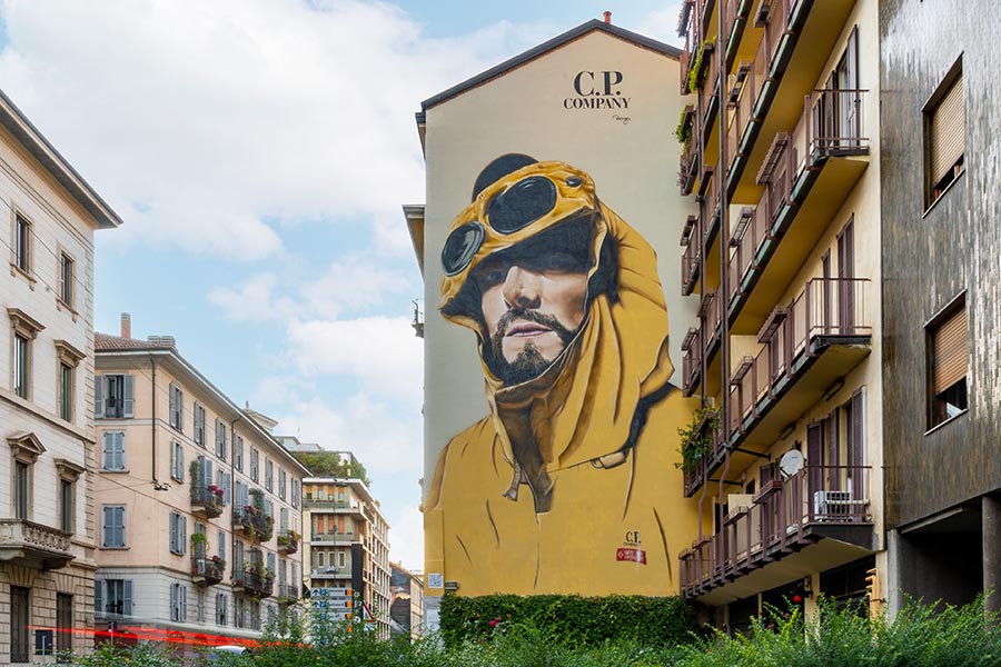 C.P. Company con Guè sul murales di Clear Channel a Milano 