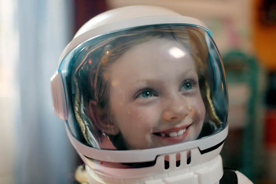 Kinder Cioccolato: nel nuovo spot di Leo Burnett protagonista una 'Astro Girl'