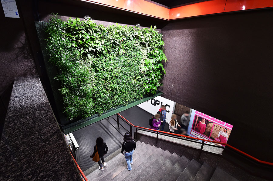 IgpDecaux a Milano sta testando un giardino verticale vivo come arredo pubblicitario 
