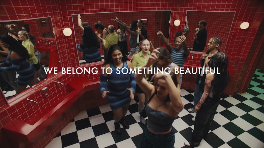 , Sephora lancia la nuova brand signature globale “We belong to something beautiful&#8221; in tutti i suoi 35 mercati