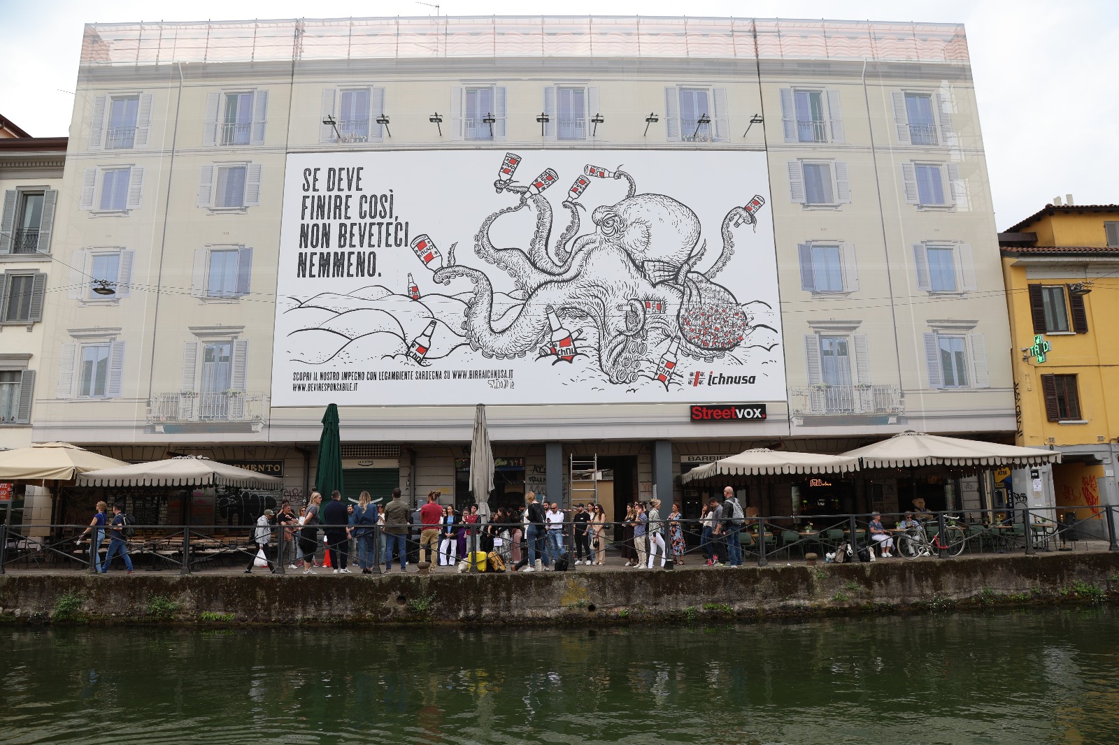 Ichnusa porta la campagna contro l’abbandono del vetro a Milano. Firma LePub Ichnusa porta la campagna contro l’abbandono del vetro a Milano. Firma LePub