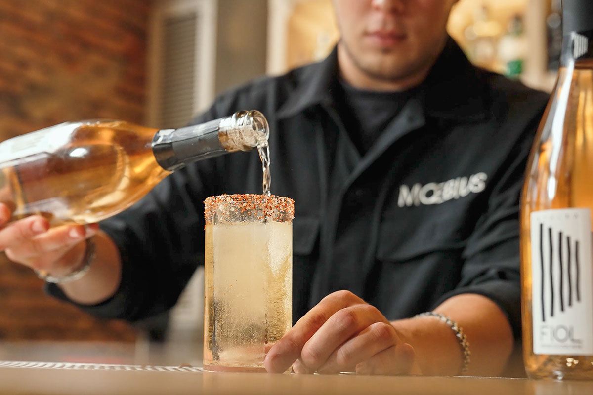 Fiol celebra il ruolo del prosecco nella mixology con la Fiol Master, firmata da Mr. Dee Still Fiol celebra il ruolo del prosecco nella mixology con la Fiol Master, firmata da Mr. Dee Still