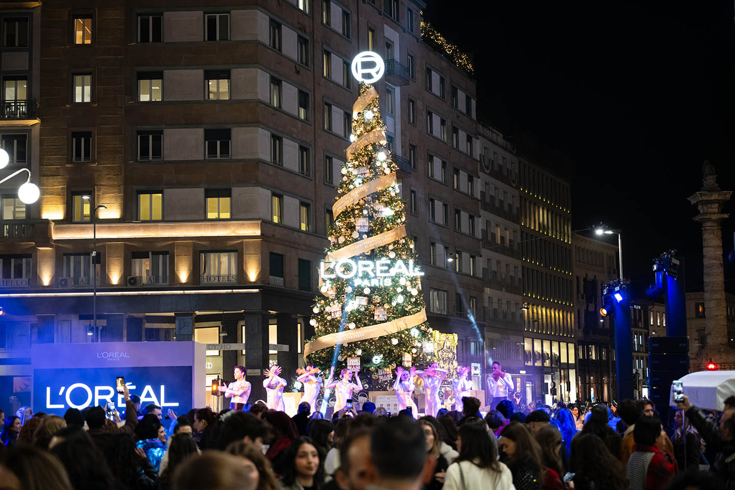 L’Oréal Paris illumina Milano con un albero di Natale firmato da Jungle L’Oréal Paris illumina Milano con un albero di Natale firmato da Jungle