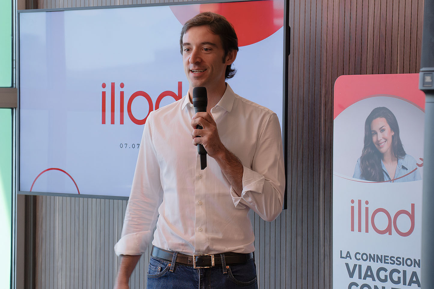 Iliad innova il roaming internazionale con Top 30 Mondo. Per il lancio una campagna firmata Leo. "Megan Gale scommessa vinta" Iliad innova il roaming internazionale con Top 30 Mondo. Per il lancio una campagna firmata Leo. "Megan Gale scommessa vinta"
