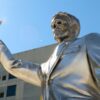La statua del negazionista Ron DeSantis si squaglia per rendere evidente la realtà del cambiamento climatico Ron deSantis melt 3-2